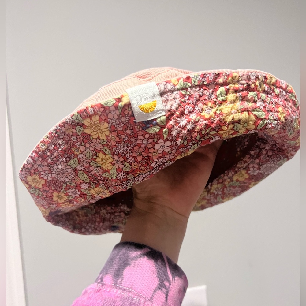 Reversible bucket hat